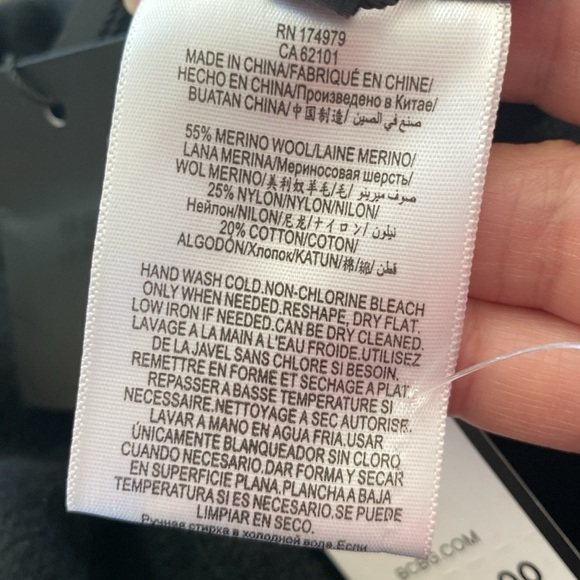 🆕Women’s BCBG Masha Oversized V-neck sweater in Black. NWT - Picture 7 of 7